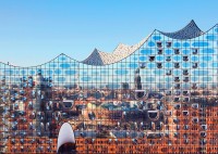 hamburg-im-spiegel-der-elbphilharmonie-puls-entertainment.79686-1.fs.jpg