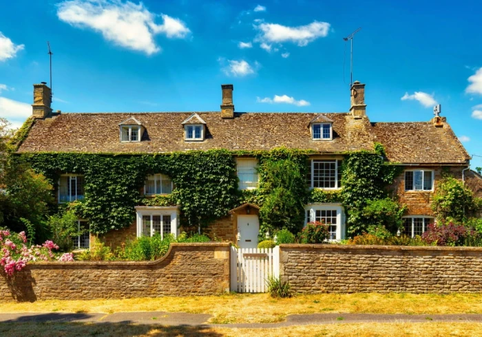 churchill-in-the-cotswolds-jigsaw-puzzle-1000-pieces.74926-1.fs.jpg