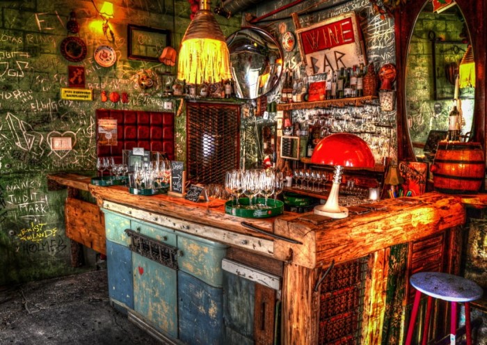 ruin-bar-in-budapest-jigsaw-puzzle-2000-pieces_63427-1_fs.jpg