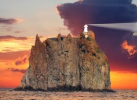 stromboli-lighthouse-italy-jigsaw-puzzle-2000-pieces_52381-1_fs.jpg