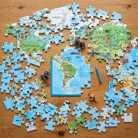 puzzle-mapa-swiata-malego-podroznika-200-5907284482322-ulozone-puzzle-na-stole.webp