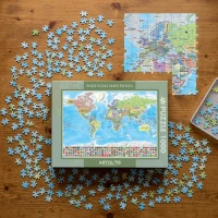 puzzle-swiat-mapa-polityczna-5907284482339-aranz-na-stole.webp