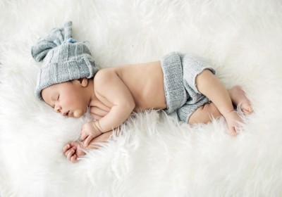 Grafika 1000 - Konrad Bak: Baby sleeping in Feathers